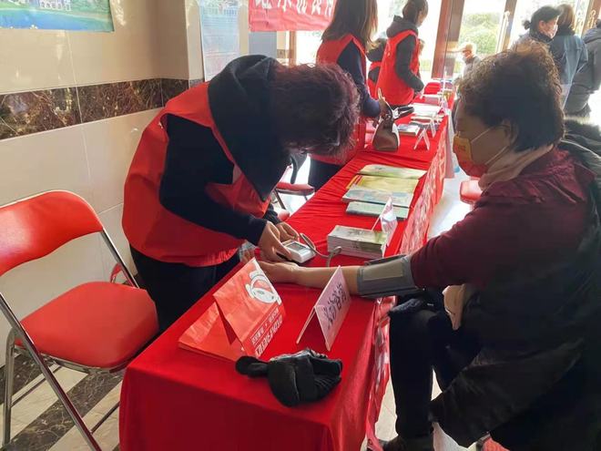 服務零距離！學雷鋒便民服務扎根巒山社區，文化藝術咨詢暖人心